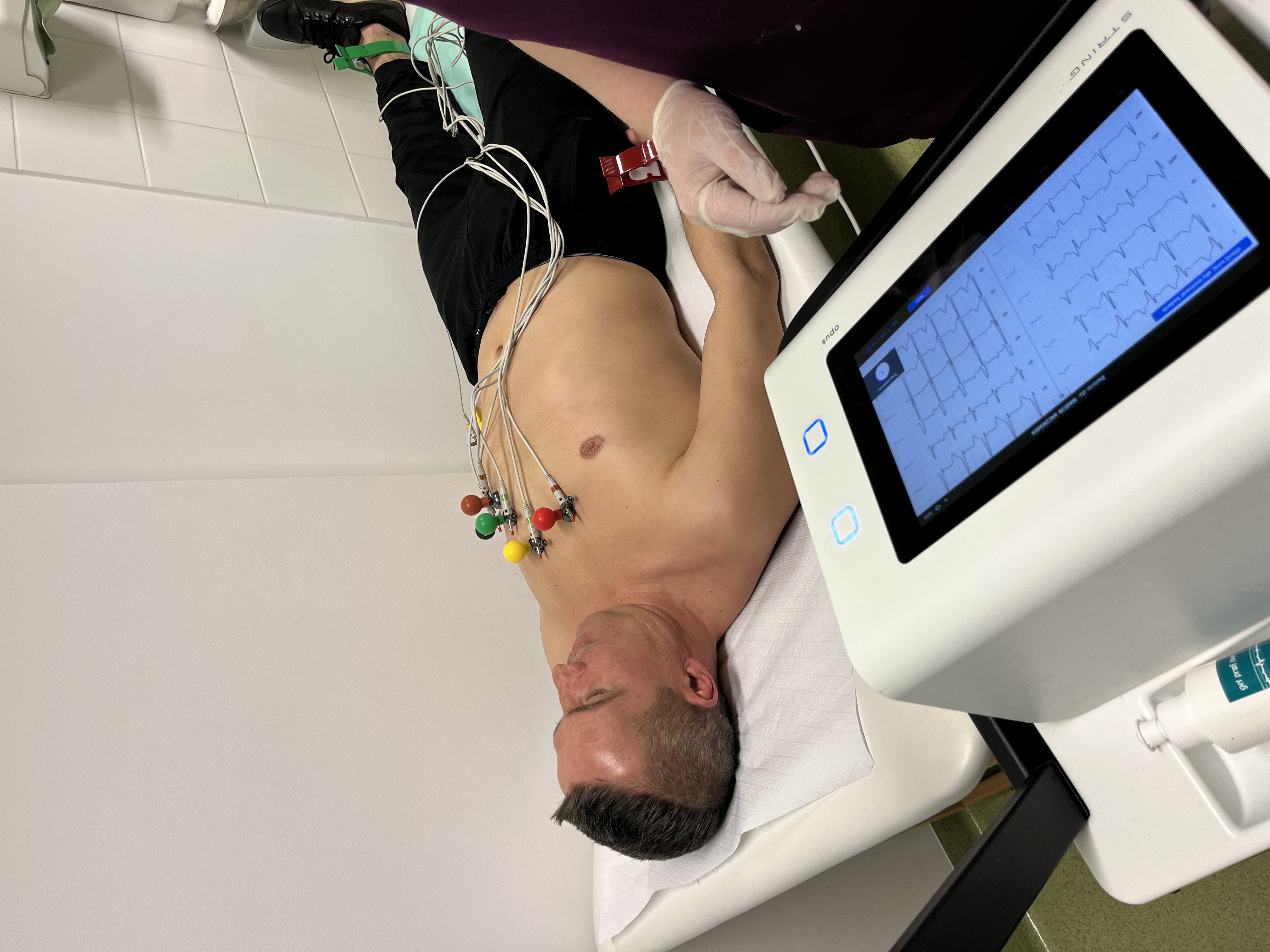 Badanie EKG piłkarza podczas przygotowań Star Starachowice